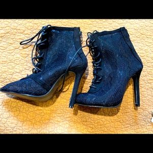 New Black boots without tag